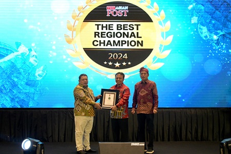 
Sekda Jabar Herman Suryatman Menghadiri dan Menerima Penghargaan untuk Provinsi Jawa Barat di Acara The Asian Post Best Regional Champion 2024 bertempat di The Stone Hotel Kuta, Bali, Jum'at (31/5/2024).