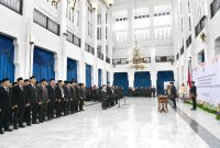 
Pelantikan dan Pengambilan Sumpah Janji PNS dan PPPK dalam Jabatan Fungsional di Aula Barat Gedung Sate, Kota Bandung, Jumat (14/6/2024). (Foto: Biro Adpim Jabar)