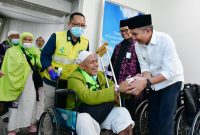 
Penjabat (Pj.) Gubernur Jawa Barat Bey Machmudin menyambut kedatangan Jemaah Haji Kloter 1 Embarkasi Kertajati asal Kabupaten Subang, Jawa Barat, Minggu (23/6/2024). (Foto: adpim jabar)
