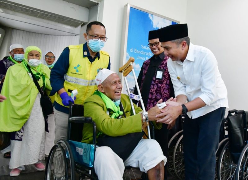 
Penjabat (Pj.) Gubernur Jawa Barat Bey Machmudin menyambut kedatangan Jemaah Haji Kloter 1 Embarkasi Kertajati asal Kabupaten Subang, Jawa Barat, Minggu (23/6/2024). (Foto: adpim jabar)
