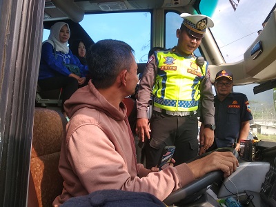 Petugas gabungan melakukan pemeriksaan pengunaan klakson telolet dan kondisi kelayakan kendaraan bus pariwisata di Jalan Raya Garut-Bandung, tepatnya Persimpangan Sigobing, Kecamatan Tarogong Kaler, Kabupaten Garut, Sabtu (15/6/2024)(Foto: Istimewa)