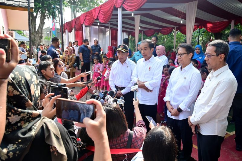 Presiden Jokowi Menyampaikan Keterangan Pers Usai Tinjau Posyandu Terintegrasi RW 02 Cipete Utara, Selasa (11/6/2024). (Foto: BPMI Setpres/Muchlis Jr)
