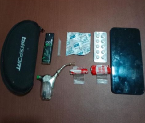 
Barang bukti yang disita polisi dari tangan pelaku di antaranya puluhan obat psikotropika dan paket sabu-sabu, handphone, dan lainnya.(Foto: andre/dara)
