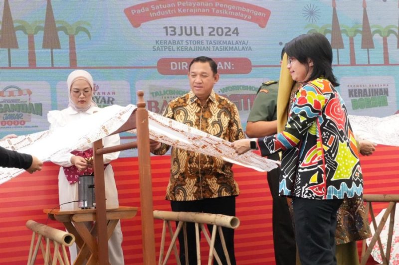 
Penjabat Ketua Dekranasda Jabar Amanda Soemedi Bey Machmudin menghadiri acara Gebyar Bangga Buatan Indonesia Launching Layanan Batik di Satpel Pengembangan Industri Kerajinan Tasikmalaya, Kota Tasikmalaya, Sabtu (13/7/2024).(Foto: Biro Adpim Jabar)