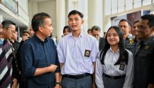 
Penjabat Gubernur Jawa Barat Bey Machmudin menghadiri launching film pendek Saber Pungli berjuuld Hantu di Sekolah, di Gedong Budaya Sabilulungan Kabupaten Bandung, Sabtu (6/7/2024). (Foto: adpim jabar) 