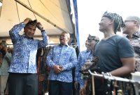 
Penjabat Gubernur Jawa Barat Bey Machmudin menghadiri Peringatan Hari Koperasi Ke -77 Tingkat Provinsi Jabar  sekaligus membuka Gelar Produk Koperasi di Lapangan Street Carnival Galuh Mas, Kabupaten Karawang, Jumat (12/7/2024).(Foto: Biro Adpim Jabar)