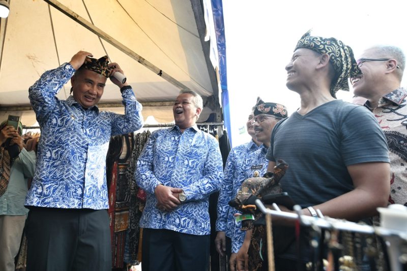 
Penjabat Gubernur Jawa Barat Bey Machmudin menghadiri Peringatan Hari Koperasi Ke -77 Tingkat Provinsi Jabar  sekaligus membuka Gelar Produk Koperasi di Lapangan Street Carnival Galuh Mas, Kabupaten Karawang, Jumat (12/7/2024).(Foto: Biro Adpim Jabar)