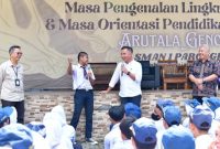 
Penjabat Gubernur Jabar Bey Machmudin memantau pelaksanaan hari kedua masa pengenalan lingkungan sekolah (MPLS) di SMA Negeri 1 Parongpong, Kabupaten Bandung Barat, Selasa (16/7/2024).(Foto: Biro Adpim Jabar)