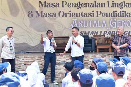 
Penjabat Gubernur Jabar Bey Machmudin memantau pelaksanaan hari kedua masa pengenalan lingkungan sekolah (MPLS) di SMA Negeri 1 Parongpong, Kabupaten Bandung Barat, Selasa (16/7/2024).(Foto: Biro Adpim Jabar)