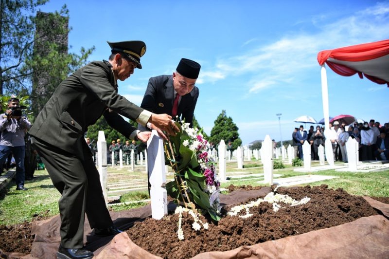 
Pj Gubernur Jawa Barat Bey Machmudin menjadi inspektur upacara pemakaman almarhum Mayjen TNI Purnawirawan HR Nuriana di Taman Makam Pahlawan Cikutra, Kota Bandung, Kamis (11/7/2024).(Foto: Biro Adpim Jabar)