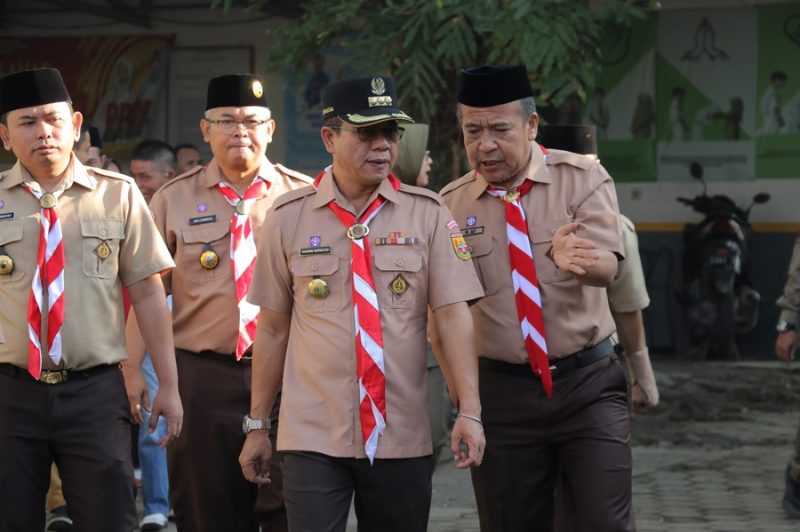 
Bupati Bandung Dadang Supriatna berbincang dengan Kepala Dinas Pendidikan Agus Firman usai membuka  MPLS di SMPN 1 Katapang, Kecamatan Katapang, Kabupaten Bandung, Senin (15/7/2024) pagi. (Foto: diskominfo)

