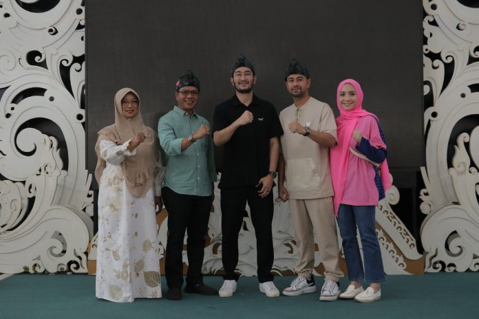 
Selebritis Raffi Ahmad dan keluarga bersilahturahmi ke Bupati Bandung Dadang Supriatna di Rumah Dinas Bupati Bandung di Soreang, Senin pagi (7/1/2024). (Foto: ist)
