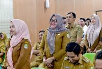 
Penjabat Gubernur Jabar Bey Machmudin saat rapat konsolidasi Optimalisasi Pencapaian Indikator Makro Pembangunan Jawa Barat dengan jajaran Pemda Kota Bekasi di Kompleks Pemkot Bekasi, Senin (15/7/2024).(Foto:Dokpim Jabar)
