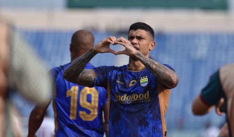 
Striker Persib, Ciro Alves merayakan gol ke gawang PSM Makassar di Stadion Si Jalak Harupat, Kabupaten Bandung, Jumat (19/7/2024).(Foto: PERSIB.co.id)

