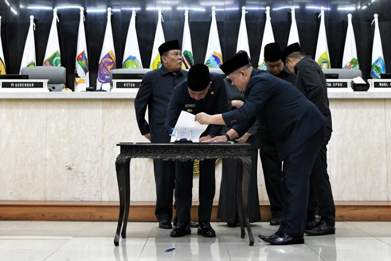 
Penjabat Gubernur Bey Machmudin menghadiri Rapat Paripurna DPRD Jabar di Ruang Rapat Paripurna DPRD Jabar, Kota Bandung, Jumat (12/7/2024).(Foto: dokpim jabar)