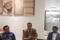 
Anggota Komisi X DPR RI, Ferdiansyah, bersama Kepala Dinas Olah Raga (Dispora) Kabupaten Garut, Ade Hendarsyah, dan Ketua Cabor Aquatik KONI Garut, Agus Ismail, memberikan keterangan usai kegiatan Bimtek di Hotel Harmoni Garut, Rabu malam (17/7/2024).(Foto: andre/dara)
