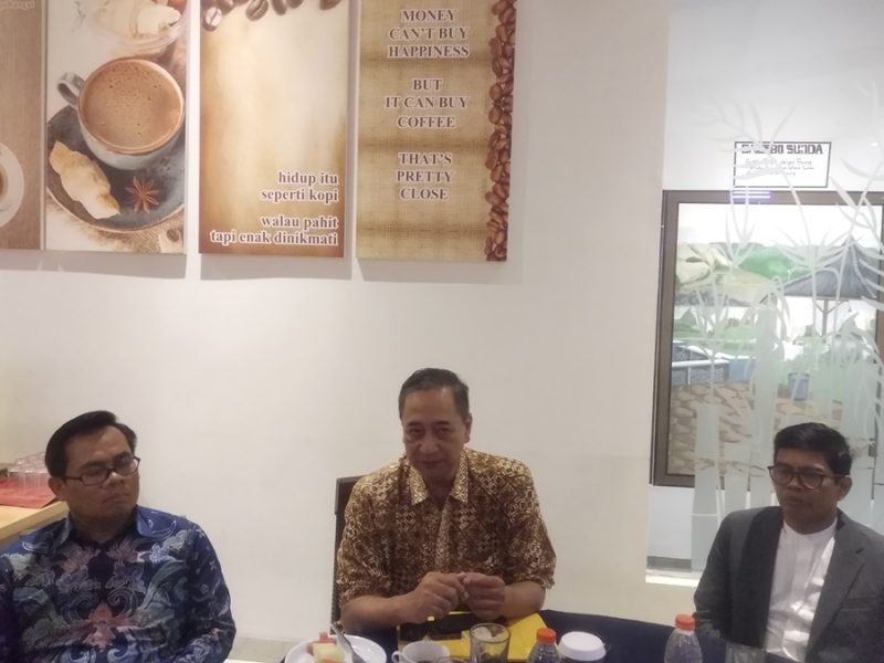 
Anggota Komisi X DPR RI, Ferdiansyah, bersama Kepala Dinas Olah Raga (Dispora) Kabupaten Garut, Ade Hendarsyah, dan Ketua Cabor Aquatik KONI Garut, Agus Ismail, memberikan keterangan usai kegiatan Bimtek di Hotel Harmoni Garut, Rabu malam (17/7/2024).(Foto: andre/dara)
