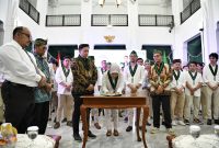 
Penjabat Gubernur Jabar Bey Machmudin melantik Pengurus Badan Koordinasi HMI Jabar dan Korps  HMI - Wati periode 2024 - 2026, di Gedung Sate, Kota Bandung, Sabtu (27/7/2024). (Foto: biro adpim jabar)
