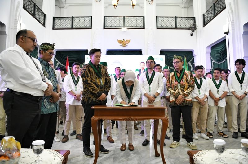 
Penjabat Gubernur Jabar Bey Machmudin melantik Pengurus Badan Koordinasi HMI Jabar dan Korps  HMI - Wati periode 2024 - 2026, di Gedung Sate, Kota Bandung, Sabtu (27/7/2024). (Foto: biro adpim jabar)
