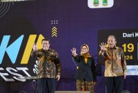 
Plt Asisten Administrasi Umum Setda Provinsi Jabar Hening Widyatmoko dan Kepala Diskominfo Jabar Ika Mardiah saat membuka IKP Fest 2024 di Kabupaten Karawang, Kamis (18/7/2024).(Foto: adpim jabar)

