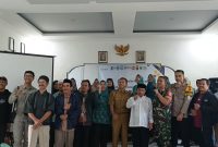 Warga Desa Talaga bersama MUI dan TNI-Polri foto bersama usai melakukan musyawarah tentang bahaya judi online dan pencegahan stunting, bertempat di Kantor Desa Talaga, Kecamatan Pasirwangi, Kabupaten Garut,  Senin (8/7/2024)(Foto: Istimewa)
