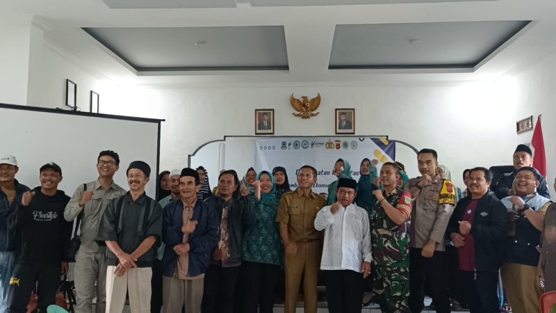 Warga Desa Talaga bersama MUI dan TNI-Polri foto bersama usai melakukan musyawarah tentang bahaya judi online dan pencegahan stunting, bertempat di Kantor Desa Talaga, Kecamatan Pasirwangi, Kabupaten Garut,  Senin (8/7/2024)(Foto: Istimewa)
