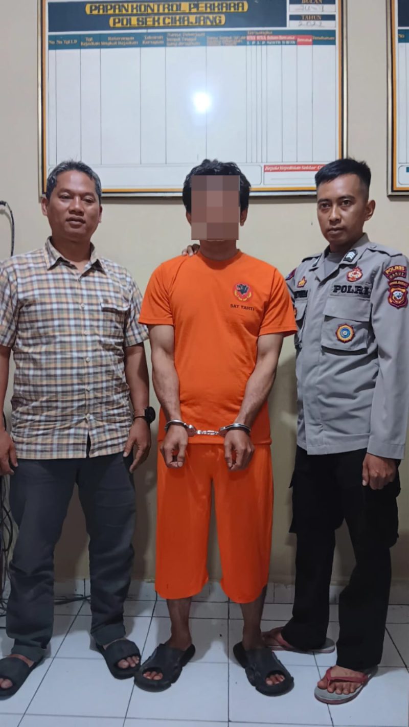 
Pelaku DH (42), dimankan Polsek Cikajang, Polres Garut, karena diduga telah mencuri hewan ternak domba, di Kampung Cibubuay, Desa Mekarjaya, Kecamatan Cikajang, Kabupaten Garut, Senin malam(8/7/2024).(Foto: andre/dara)
