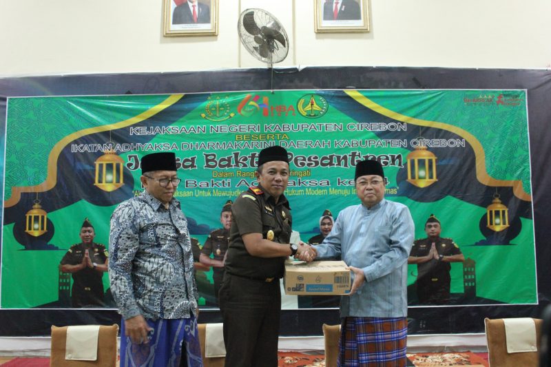 
Kepala Kejari Kabupaten Cirebon, Dr. Yudhi Kurniawan anjangsana ke sejumlah Purnaja di wilayah kerja kejaksaan Rabu (17/7/2024). (Foto: bamban/dara