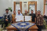 Pj. Bupati Garut, Barnas Adjidin, dan Head of Digital Vertical Ecosystem Government and Public Service PT. Telkom Indonesia, Dinoor Susatijo, menandatangani kesepakatan bersama di Ruang Pamengkang, Kecamatan Garut Kota, Kabupaten Garut, Jumat (26/7/2024)(Foto: Istimewa)
