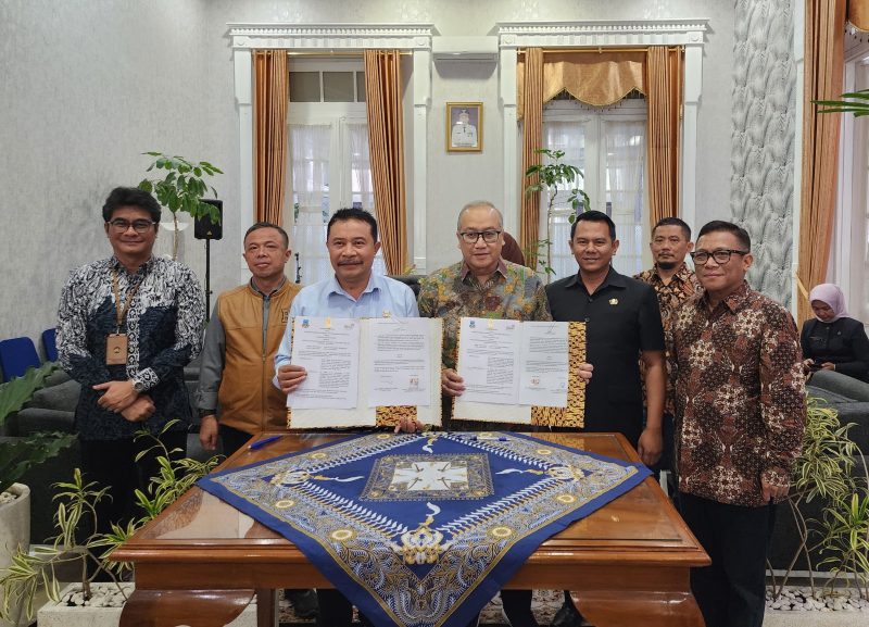 Pj. Bupati Garut, Barnas Adjidin, dan Head of Digital Vertical Ecosystem Government and Public Service PT. Telkom Indonesia, Dinoor Susatijo, menandatangani kesepakatan bersama di Ruang Pamengkang, Kecamatan Garut Kota, Kabupaten Garut, Jumat (26/7/2024)(Foto: Istimewa)
