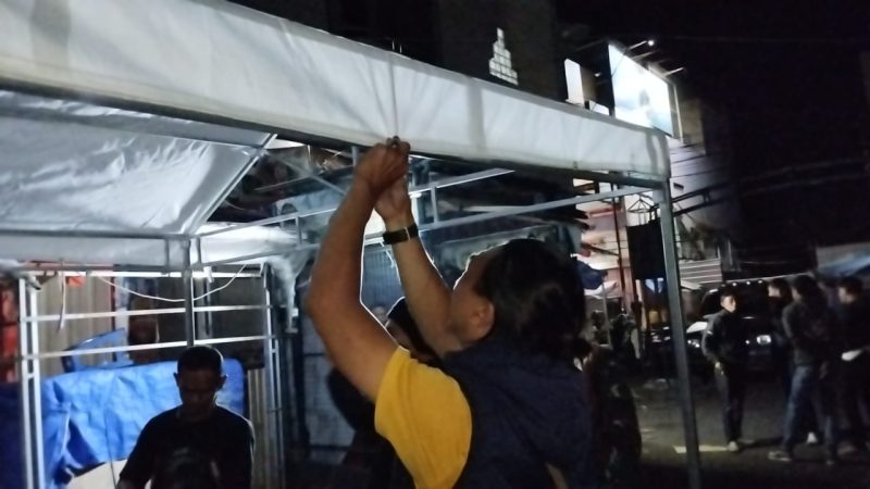 emasangan tenda di Jalan Pasar Baru, sebagai tempat relokasi bagi para PKL yang sebelumnya berjualan di Jalan Ahmad Yani, Kecamatan Garut Kota, Kabupaten Garut, Minggu malam (28/7/2024)(Foto: Istimewa)