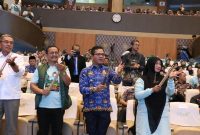 
Bupati Bandung HM. Dadang Supriatna didampingi Kepala DLH Asep Kusumah, dan Ketua TP PKK, Emman Dety memainkan musik tradisional celempung dan karinding.(Foto: diskominfo)
