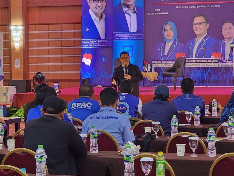 
Bakal Calon Wali Kota (Bacawalkot) Bandung Arfi Rafnialdi menghadiri Bimbimbang Teknis Pemaparan Visi Misi Bacalkot di Hotel Grand Asrilia, Kota Bandung, Sabtu (13/7/2024).(Foto: deram/dara)

