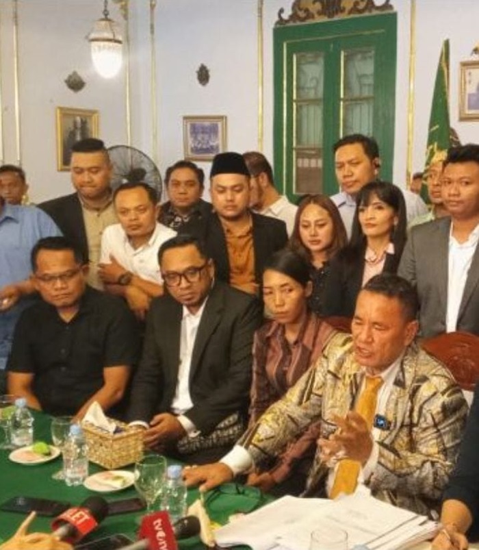 
Iptu Rudiana di dampingi pengacara Hotman Pars saat konferensi pers, Selasa (30/7/2024). (Foto: Bambang/dara)

