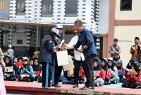 
Pj Gubernur Jabar Bey Machmudin meninjau pelaksanaan Masa Pengenalan Lingkungan Sekolah (MPLS) di SMK Negeri 3, Kabupaten Kuningan, Kamis (18/7/2024).(Foto: Biro Adpim Jabar)