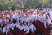 Bupati Bandung Dadang Supriatna berfoto bersama siswa bar usai membuka MPLS di SMPN 1 Katapang, Kecamatan Katapang, Kabupaten Bandung, Senin (15/7/2024) pagi. (Foto: diskominfo)

