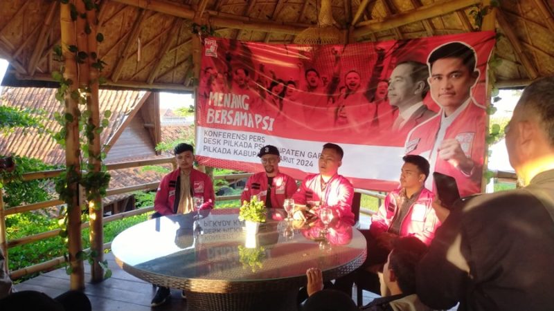 
Pengurus PSI memberikan pernyataan terkait dukungan untuk Yudi dan Helmi di Pilkada Garut 2024, di RM Kampung Muara Sunda, Jalan Raya Bayongbong, Kabupaten Garut, Kamis (11/7/2024). (Foto: andre/dara