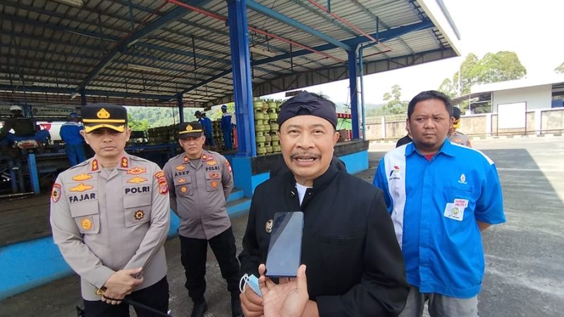 
Pj. Bupati Garut, Barnas Adjidin, didampingi Kapolres Garut, AKBP Mochamad Fajar GEmilang,  melakukan Pengecekan SPBU di salah satu SPBU di Kecamatan Cikajang, dan SPBE di Kecamatan Cisurupan, Kabupaten Garut, Kamis (18/7/2024). (Foto: andre/dara)
