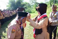 
Ketua Kwartir Cabang Gerakan Pramuka Kabupaten Bandung Hj. Emma Dety  Permanawati mengalungkan ID Card kepada peserta Kursus Pembina Pramuka Mahir Tingkat Dasar Kwartir di Bumi Perkemahan Gentong, Kelurahan Jelekong, Kecamatan Baleendah, Sabtu (13/7/2024).(Foto: diskominfo)
