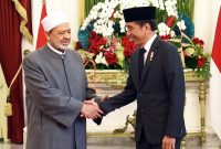 Presiden Jokowi saat menyambut kunjungan Grand Syekh Al Azhar, Prof. Ahmed Mohammed Ahmed Al-Thayeb, di Istana Merdeka, Jakarta, Selasa (09/07/2024). (Foto: Humas Setkab/Rahmat)
