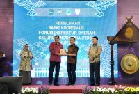 
Penjabat (Pj.) Gubernur Jawa Barat Bey Machmudin memberikan cendera usai membuka Rapat Koordinasi Forum Inspektur Daerah Seluruh Indonesia (FIDSI) di Gedung Sate, Kota Bandung, Senin (29/7/2024). (Foto: biro adpim jabar)

