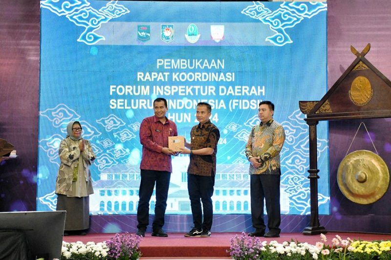 
Penjabat (Pj.) Gubernur Jawa Barat Bey Machmudin memberikan cendera usai membuka Rapat Koordinasi Forum Inspektur Daerah Seluruh Indonesia (FIDSI) di Gedung Sate, Kota Bandung, Senin (29/7/2024). (Foto: biro adpim jabar)

