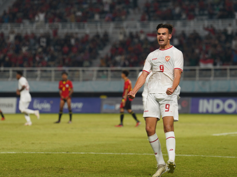 
Penyerang Timnas Indonesia U19 Jens Raven merayakan gol yang ia cetak ke gawang Timor Leste, di Stadion Gelora Bung Tomo, Surabaya, Selasa (23/7/2024). menang 6-2 atas Timor Leste. (Foto: PSSI)
