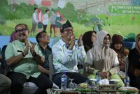  Bupati Bandung Dadang Supriatna menyapa warga pada kegiatan Rembug Bedas ke-144, di GOR Desa Citaman Kecamatan Nagreg Kabupaten Bandung, Jumat (12/7/2024).(Foto: diskominfo)
