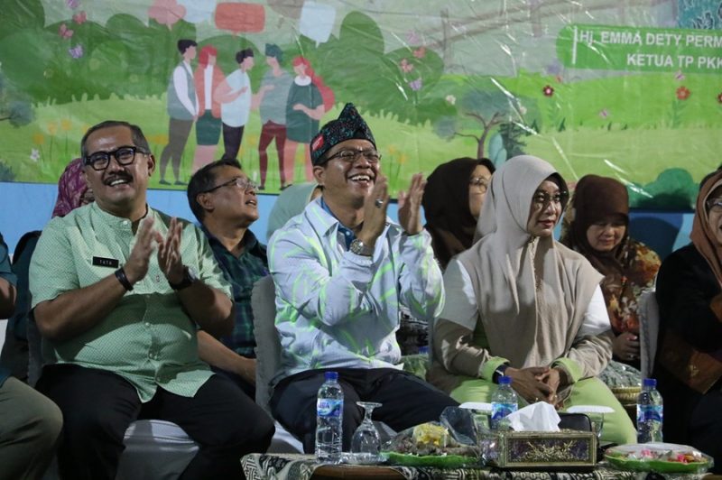  Bupati Bandung Dadang Supriatna menyapa warga pada kegiatan Rembug Bedas ke-144, di GOR Desa Citaman Kecamatan Nagreg Kabupaten Bandung, Jumat (12/7/2024).(Foto: diskominfo)
