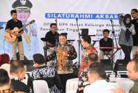 
Sekretaris Daerah Provinsi Jawa Barat Herman Suryatman menghadiri Silahturahmi Ikatan Keluarga Alumni Pendidikan Tinggi Kepamongprajaan (IKAPTK) Provinsi Jabar di Pendopo Kabupaten Majalengka, Minggu (14/7/2024). (Foto: biro adpim jabar)
