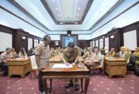 
Sekda Jabar Herman Suryatman saat konsolidasi BKPSDM - BKD se - Jabar dan pencanangan Pembangunan Zona Integritas menuju Wilayah Bebas dari Korupsi di Gedung Sate, Kota Bandung, Senin (15/7/2024).(Foto: adpim jabar)
