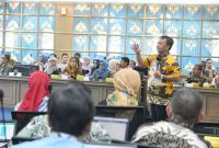 
Sekda Jabar Herman Suryatman memberikan pembekalan Tim LO Kab/Kota dalam Pencapaian Indikator Pembangunan di Ruang Rapat Soehoed Warnaen Bappeda Jabar, Kota Bandung, Jumat (5/6/2024).(Foto: dokpim jabar)
