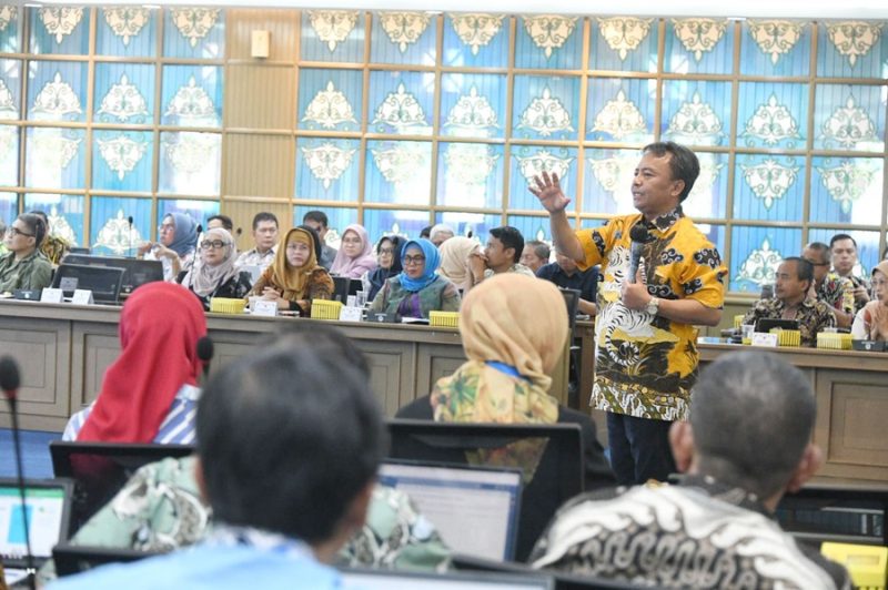 
Sekda Jabar Herman Suryatman memberikan pembekalan Tim LO Kab/Kota dalam Pencapaian Indikator Pembangunan di Ruang Rapat Soehoed Warnaen Bappeda Jabar, Kota Bandung, Jumat (5/6/2024).(Foto: dokpim jabar)
