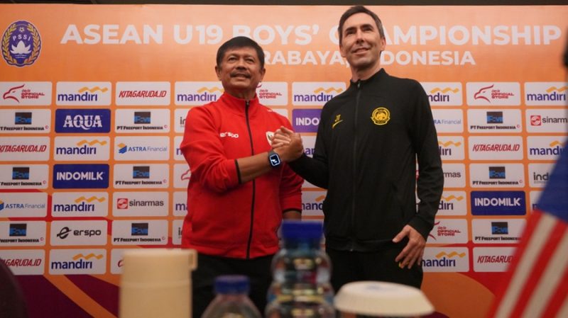 
Pelatih Timnas Indoesia Indra Sjafri, dan Pelatih Malaysia, Juan Torres Garrido siap menampilkan permainan menarik saat timnya bertemu di laga semifinal ASEAN U-19 Boys Championship 2024, di Stadion Gelora Bung Tomo, Sabtu (27/7/2024) pukul 19.30 WIB.(Foto: PSSI)

